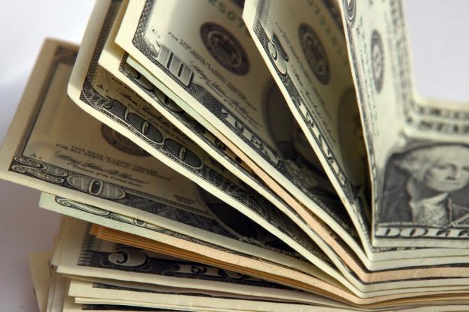 НБКР в третий раз за январь вышел с интервенцией, чтобы поддержать курс сома — продано $2,7 млн — Tazabek