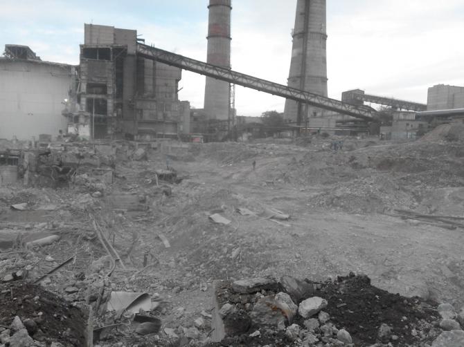 Видео — На ТЭЦ Бишкека взорван фундамент основного здания в зоне демонтажа — Tazabek