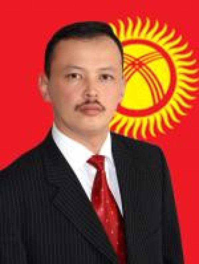 Депутат У.Примов: У многих людей зарплата — 5-6 тыс. сомов, а один перелет Ош—Бишкек почему-то стоит 7 тыс. сомов — Tazabek