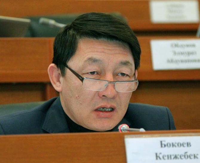 Депутат К.Бокоев попросил рассмотреть вопрос зарплаты налоговиков, которая равна пайковым в ЕАЭС — Tazabek