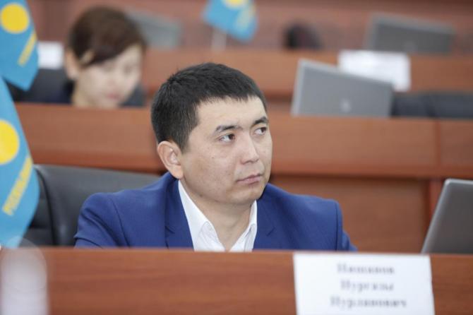 Депутат Н.Нишанов попросил приостановить голосование за кандидатов в аудиторы Счетной палаты из-за того, что среди них нет женщин — Tazabek