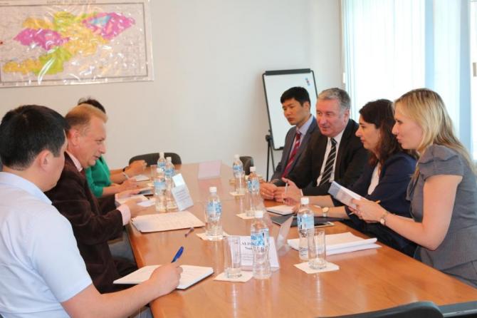 Представители Всемирного банка и Госкадровой службы обсудили реформу зарплаты в госсекторе — Tazabek