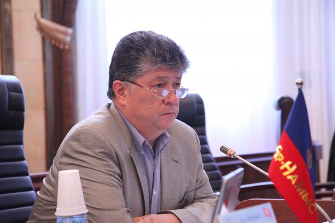 Депутат З.Бекбоев: Компании, вывозящие руду и концентраты с содержанием драгметаллов, получают прибыль за пределами КР на нашем сырье — Tazabek