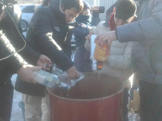 Фото — ГНС уничтожила свыше 700 литров алкоголя — Tazabek