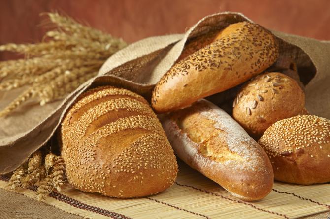 За 13 месяцев стоимость муки 1 сорта снизилась на 4,6 сома, однако хлеб подешевел только на 2,1 сома (динамика) — Tazabek