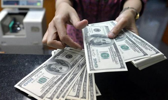 Глава Ассоциации обменок Б.Чойбеков сомневается, что доллар достигнет 90-100 сомов — Tazabek