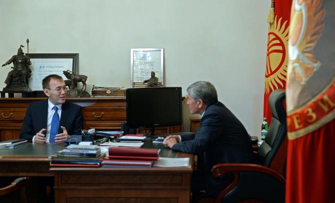А.Атамбаев: НБКР вместе с правительством и комбанками надо трансформировать в сом кредиты бюджетников и социально уязвимых слоев населения, полученные на ипотеку в инвалюте — Tazabek