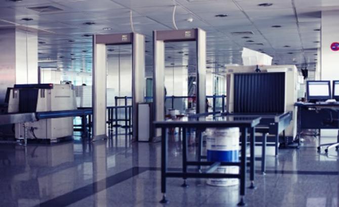 В аэропорту «Баткен» установили современное оборудование для персонального досмотра пассажиров и их багажа — Tazabek