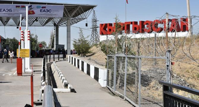 Поборы на границе Кыргызстана меньше, чем в Казахстане, - Профсоюз работников торговли — Tazabek