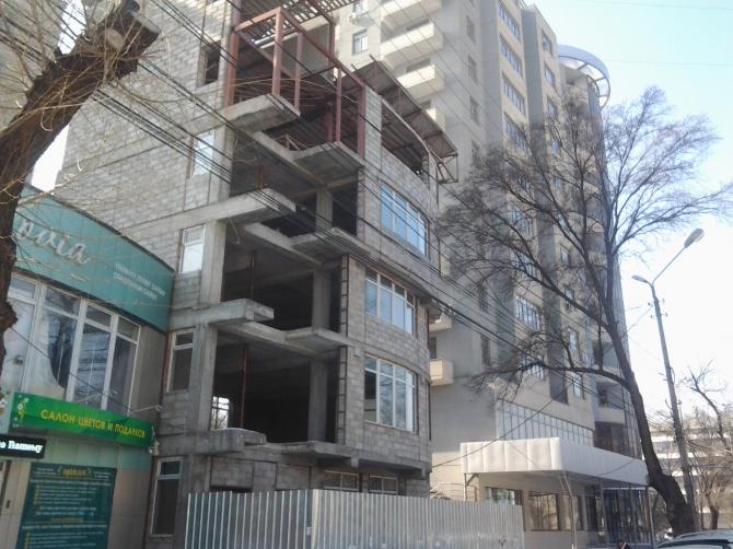 На пересечении проспекта Манаса и улицы Токтогула выявлено самовольное строительство здания — Tazabek