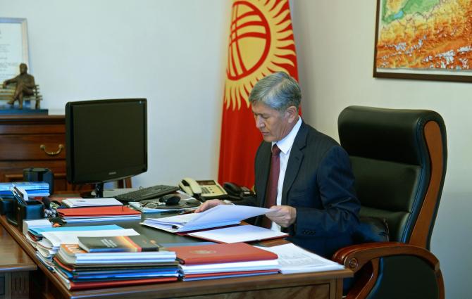 Президент и глава НБКР обсудили трансформацию долларовых ипотечных кредитов граждан в сомы — Tazabek