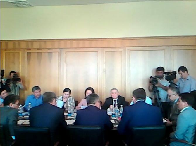 Министр О.Панкратов заявил о высокой вероятности открытия таможенной границы с Казахстаном к осени — Tazabek