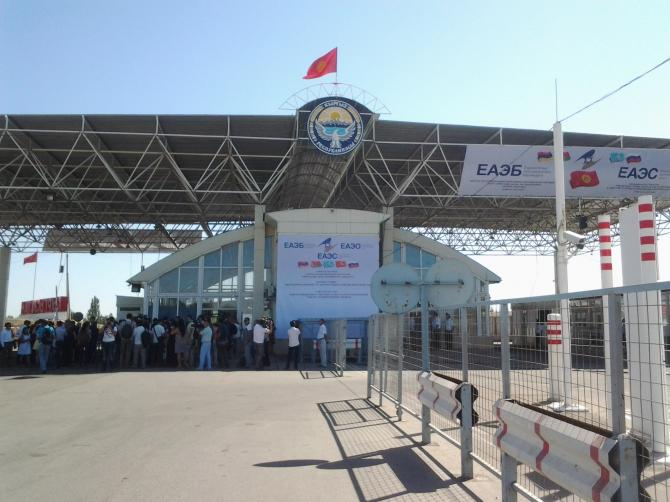 Бизнес-сообщество Кыргызстана пожаловалось на препятствия со стороны казахских таможенников при перевозке груза через границу — Tazabek