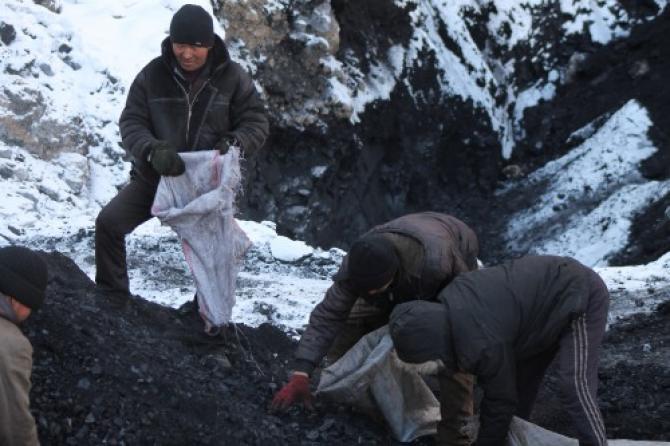 Лидерами по добыче угля в 2015 году являются Ошская и Нарынская области (показатели) — Tazabek