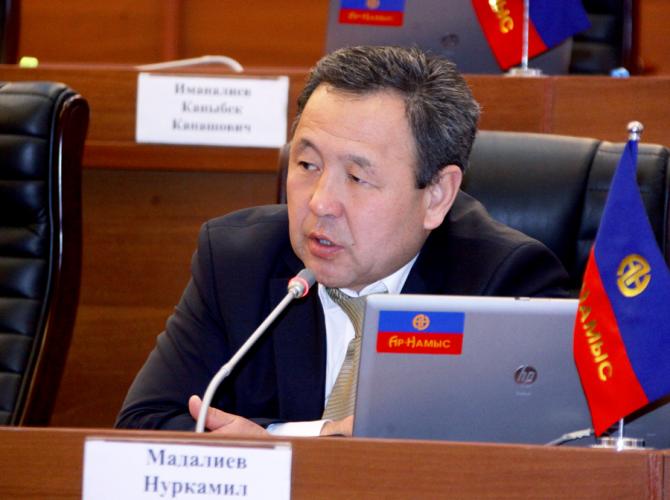 Депутат Н.Мадалиев заявил, что авиакомпания «Эйр Манас» месяцами не возвращает стоимость билета — Tazabek