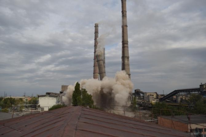 Видео, фото — Плановый взрыв 100-метровой трубы в ТЭЦ — Tazabek