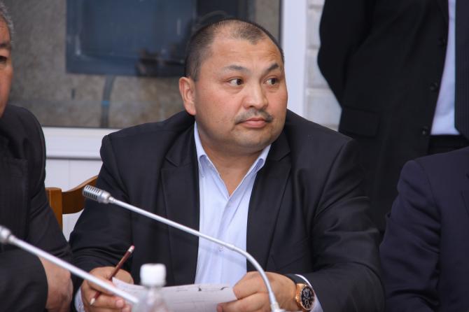 Депутат К.Рыспаев пожалел заместителя главы ФГИ А.Кадыркулова, что тот стал «дежурным» в ЖК — Tazabek