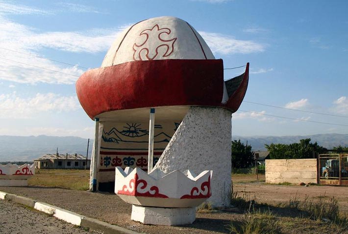 Остановка в форме калпака на трассе Бишкек - Иссык-Куль 