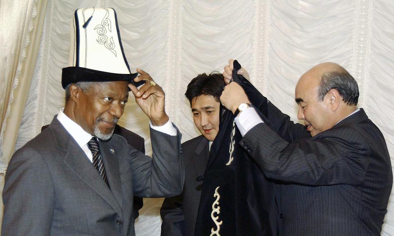 Генсек ООН Кофи Аннан и Аскар Акаев в Бишкеке в 2002 году