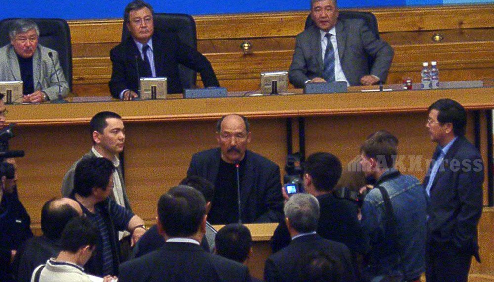 24 марта 2005 года. Жогорку Кенеш. Ишенбай Кадырбеков / Фото АКИpress