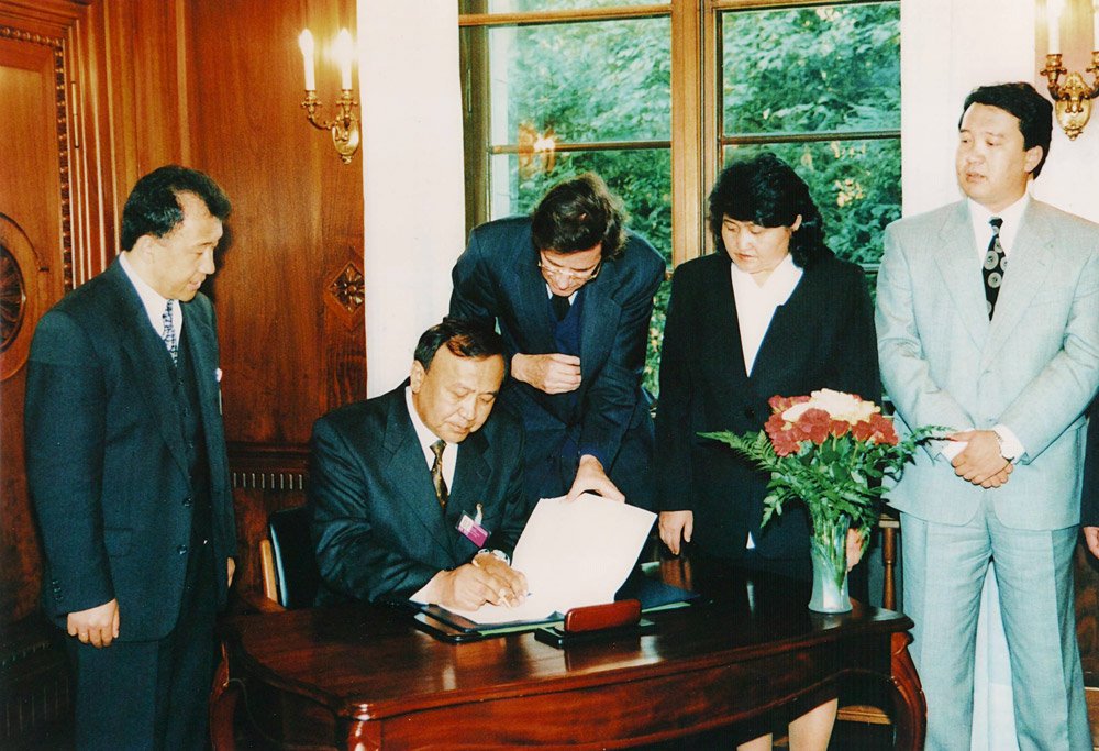 Эсенгул Омуралиев. Подписание протокола присоединения ко Всемирной торговой организации. 1998 год