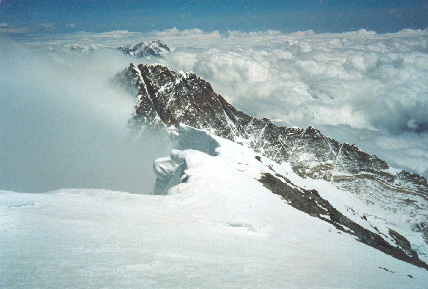 Вид с вершины на южную сторону Эвереста. Пик Лхоцзе / Фото: Дмитрий Греков