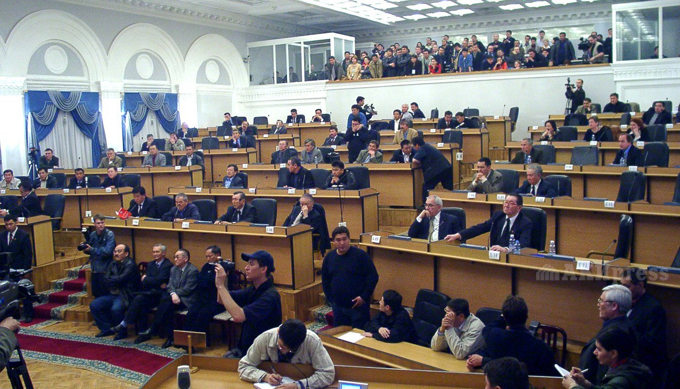 24 марта 2005 года. Жогорку Кенеш / Фото АКИpress