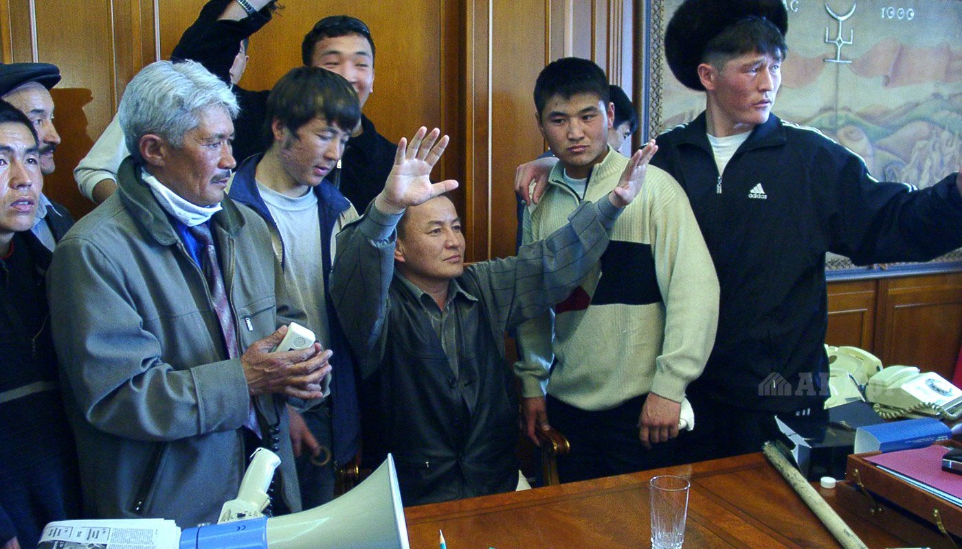 24 марта 2005 года. Штурм Белого дома. Турсунбек Акун в кабинете Акаева / Фото АКИpress
