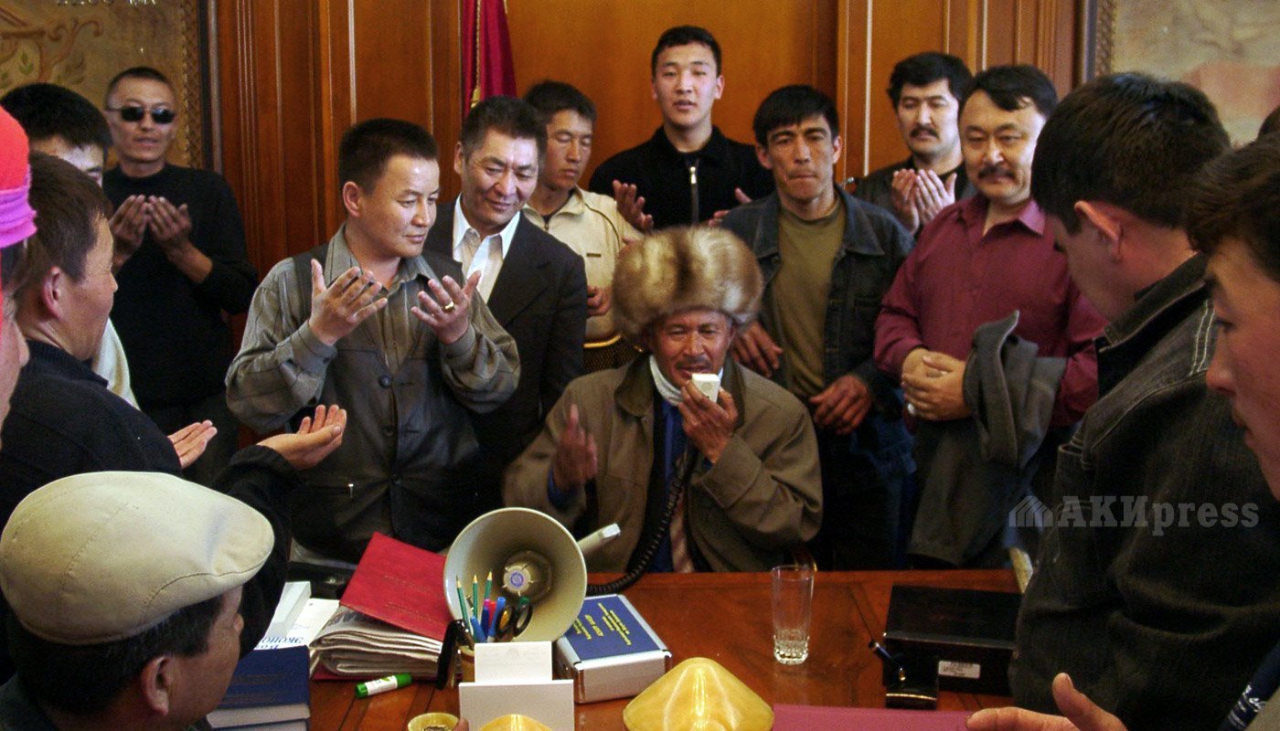 24 марта 2005 года. Штурм Белого дома. Турсунбек Акун в кабинете Акаева / Фото АКИpress