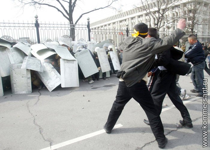 24 марта 2005 года. Беспорядки на площади Ала-Тоо / Фото В.Шапошников/Коммерсант
