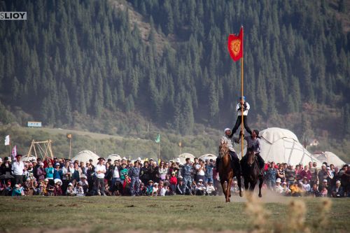 Horsemen_and_Kyrgyz_Flag_at_World_Nomad_Games-L