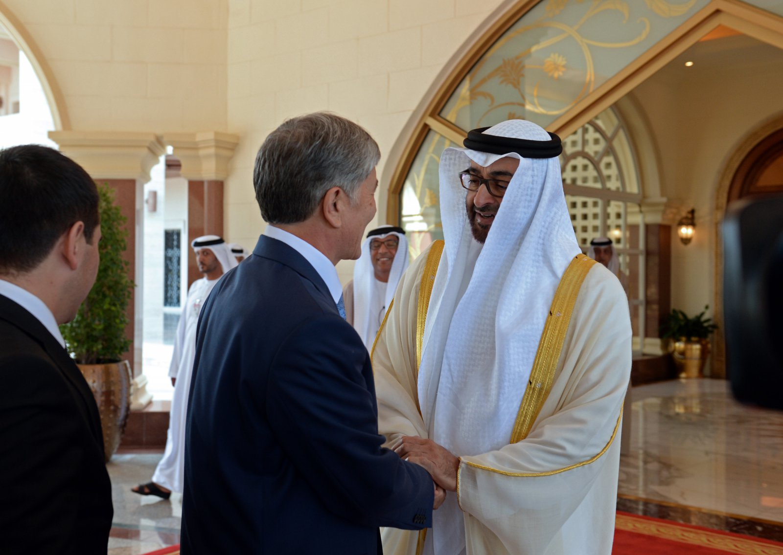 Сайт посольства оаэ. ОАЭ Атамбаев. Дворец президента Катара. Президент Абу Даби и его жена. Посольство Кыргызской Республики в Абу Даби.