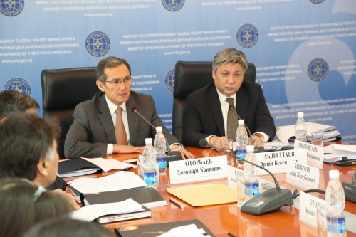 Премьер-министр Оторбаев Дж.К. и председатель коллегии, министр иностранных дел КР Абдылдаев Э.Б.
