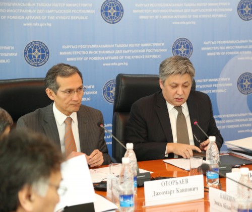 Премьер-министр Оторбаев Дж.К. и министр Абдылдаев Э.Б.