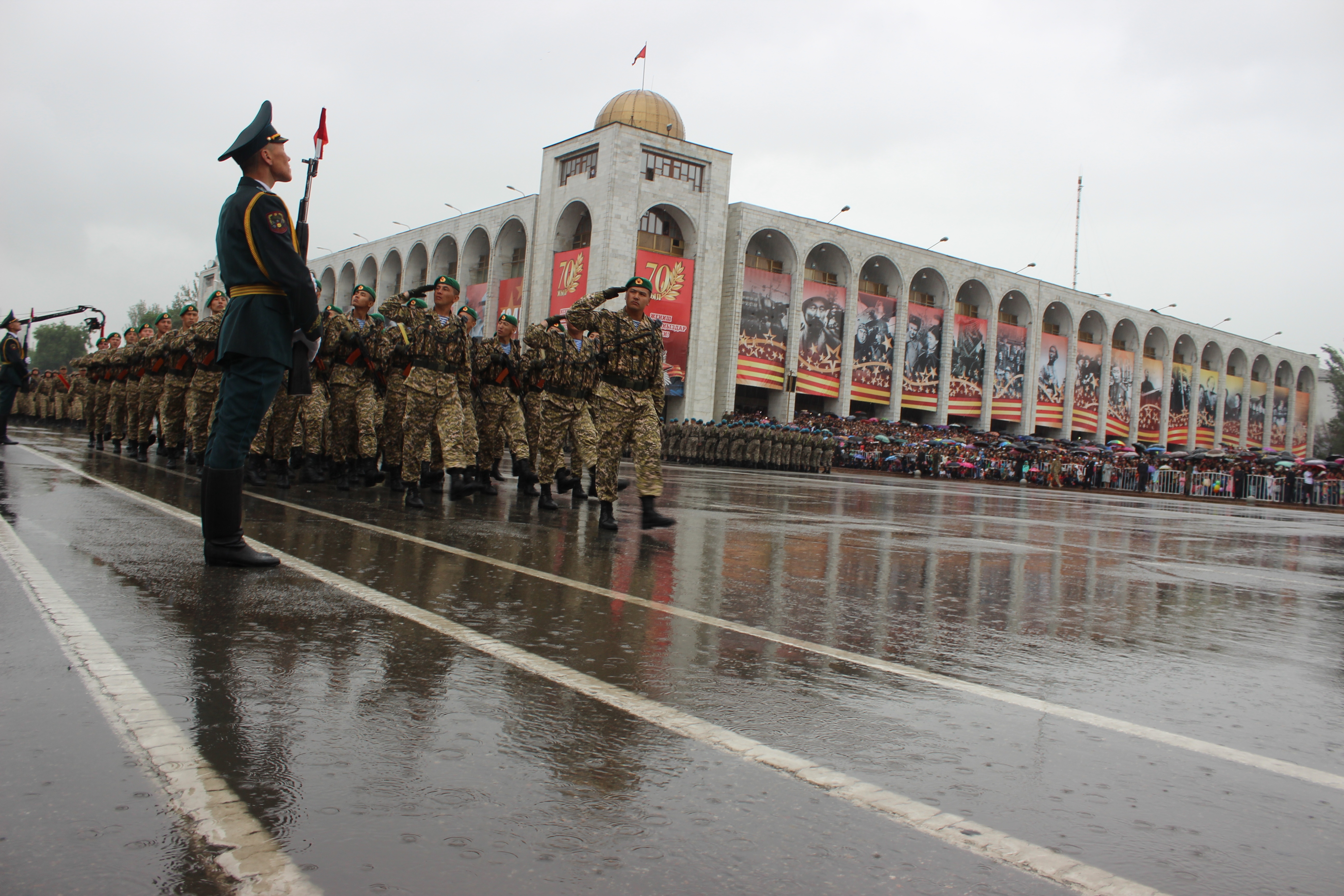 Парад в бишкеке. Военный парад Бишкек. Парад Победы Кыргызстан. 9 Мая Бишкек. 9 Мая парад Бишкек.