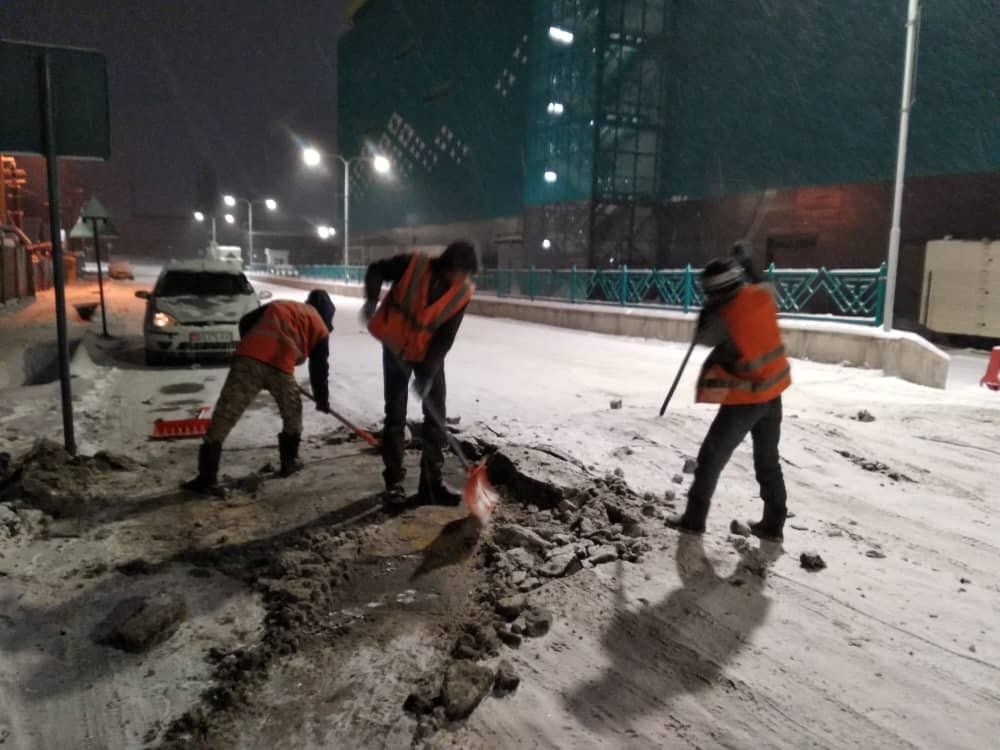 Уборка снега в Бишкеке силами МП Тазалык
