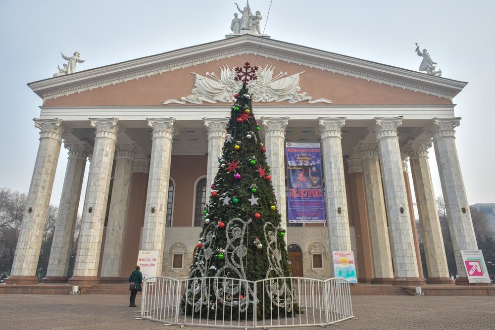Новогодняя елка возле Театра оперы и балета