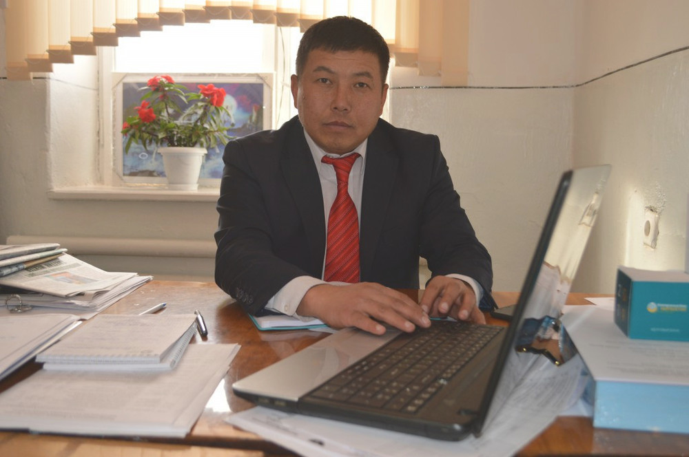 Аскатбек Дыйканбаев, Нарын шаарындагы №10 мектептин директору