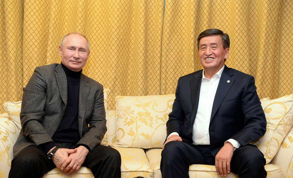 Владимир Путин и Сооронбай Жээнбеков на неформальной встрече в Сочи