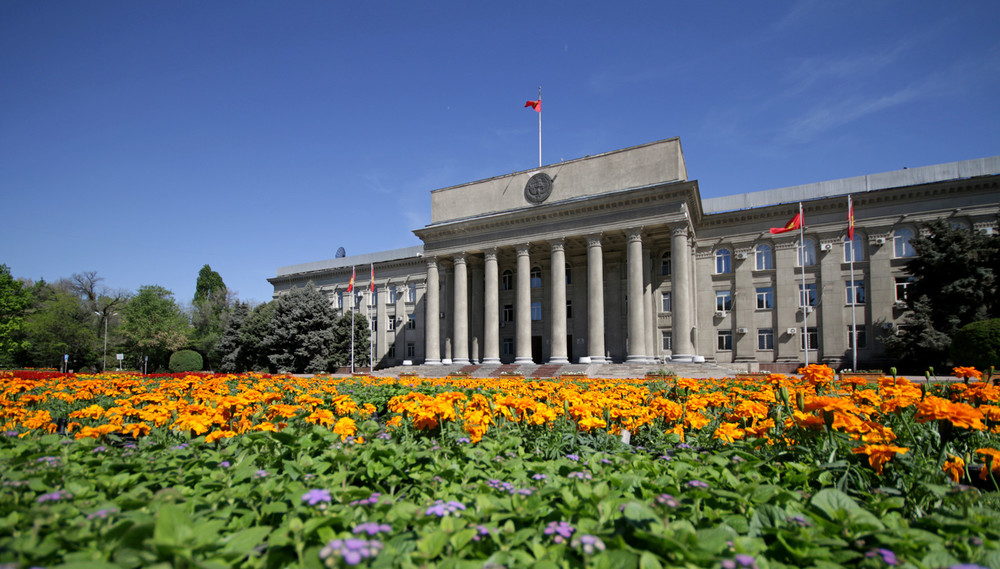 Дом правительства на Старой площади в Бишкеке