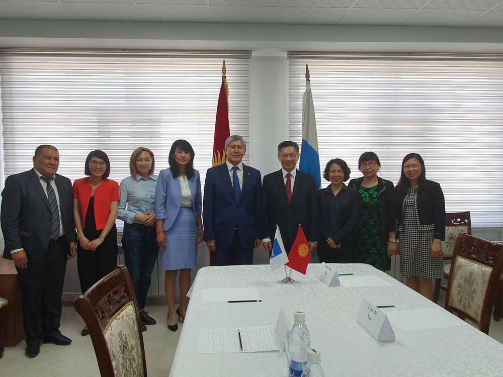 Алмазбек Атамбаев делегациянын мүчөлөрү менен