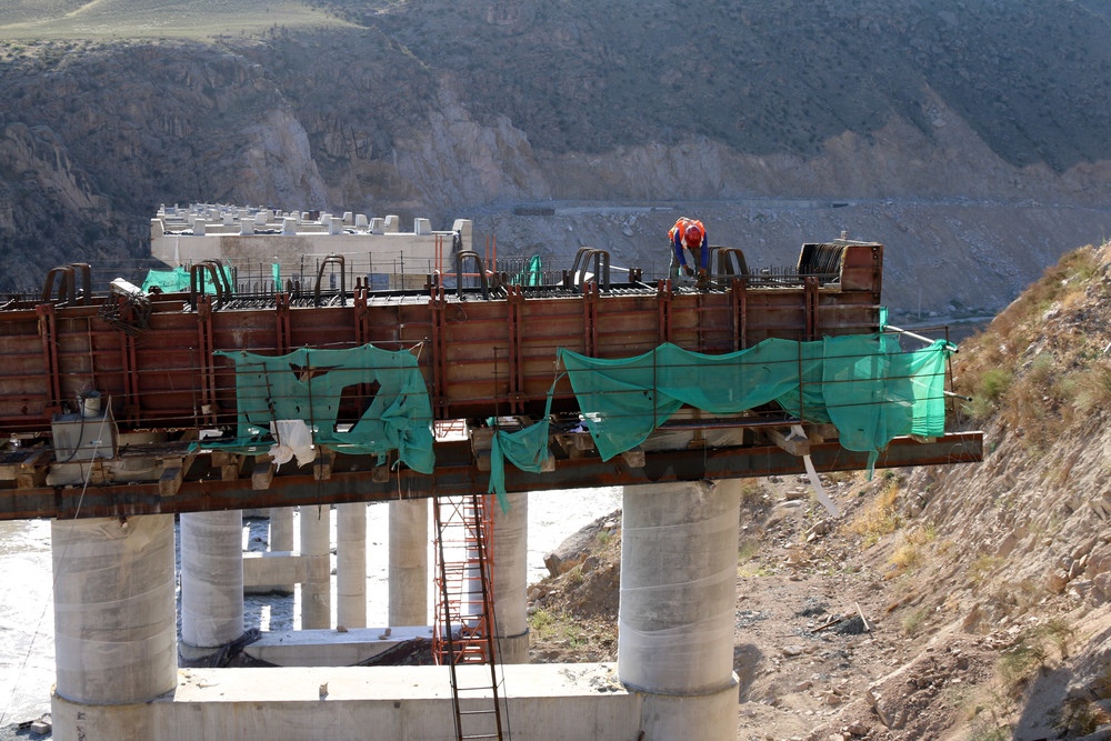 Строительство эстакадного моста возле Казармана