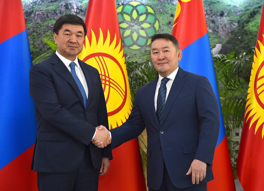 Слева направо: премьер-министр КР Мухаммедкалый Абылгазиев с президентом Монголии Халтмаагийном Баттулгой