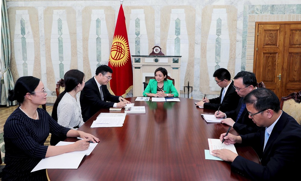 Вице-спикер менен Кытайдын делегациясы. Бишкек, 2019-жыл