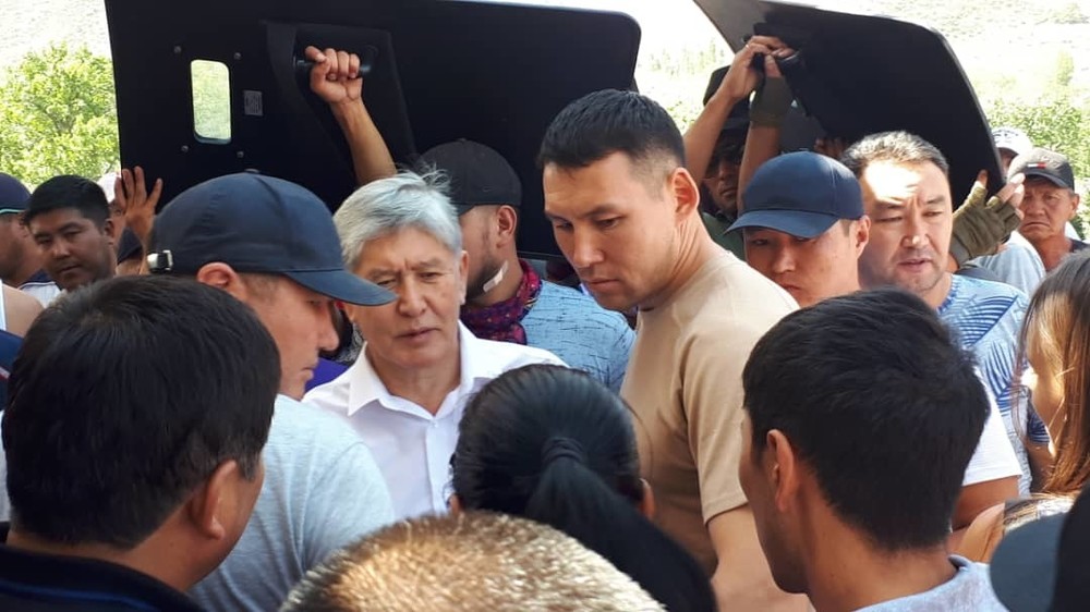 Алмазбек Атамбаев в окружении телохранителей