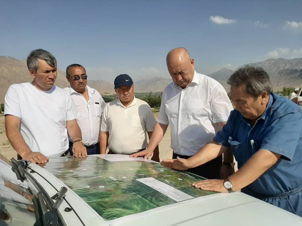 Вице-премьер-министр Кыргызской Республики Жениш Разаков в ходе рабочей поездки в Баткенскую область