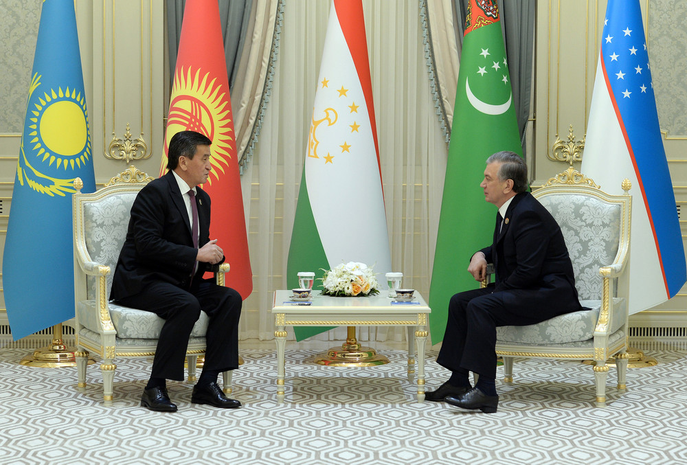 Президент Кыргызстана Сооронбай Жээнбеков и президент Узбекистана Шавкат Мирзиеев