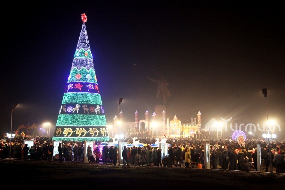 Новогодняя елка в городе Ош