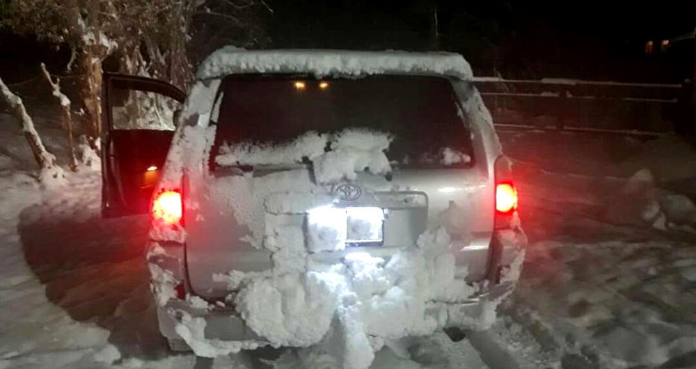 Граждане оказались в снежном плену по дороге в долину Алайкуу
