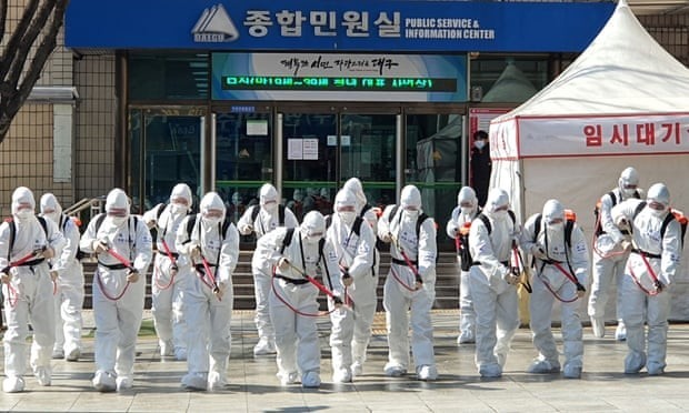 Южнокорейские военные дезинфицируют площадь перед мэрией Тэгу